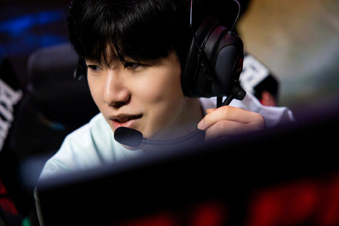 人们仿佛依 人们仿佛依